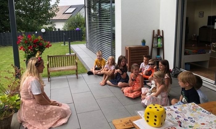 Fleur begrüßt die Kinder